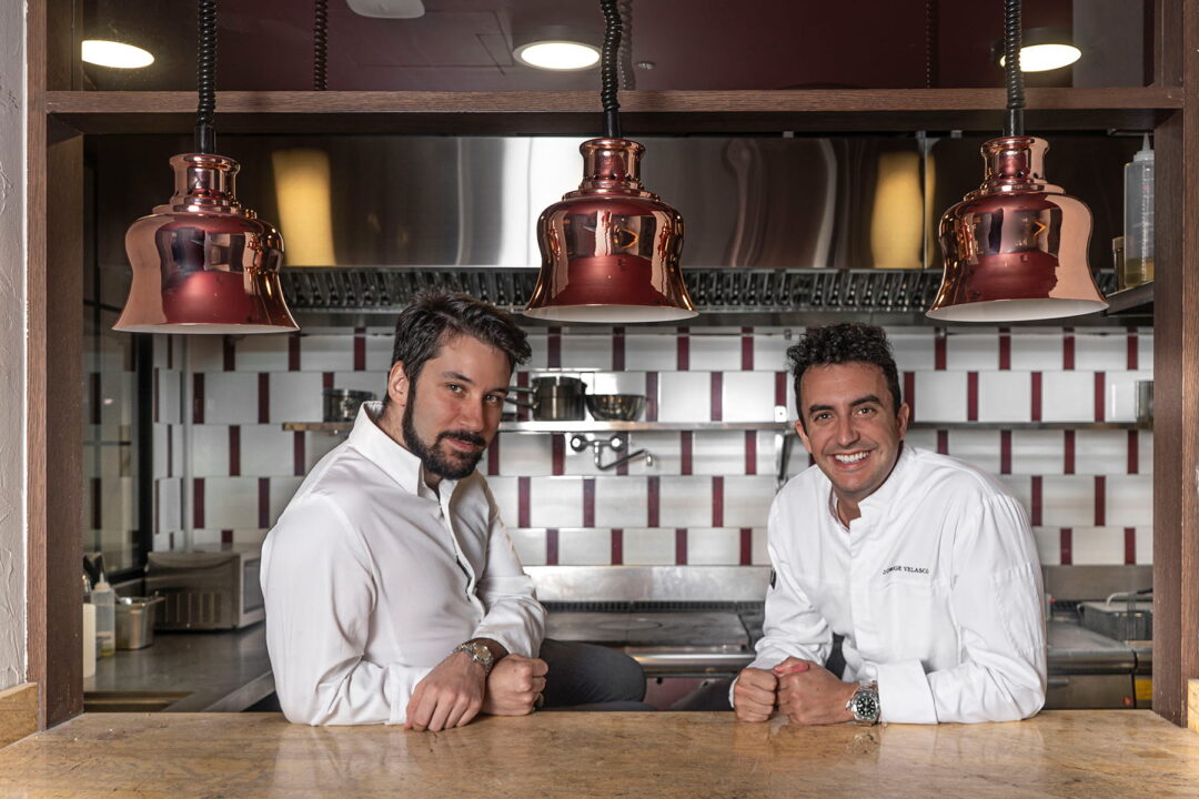 El equipo de cocina de VRRO en su restaurante de Madrid