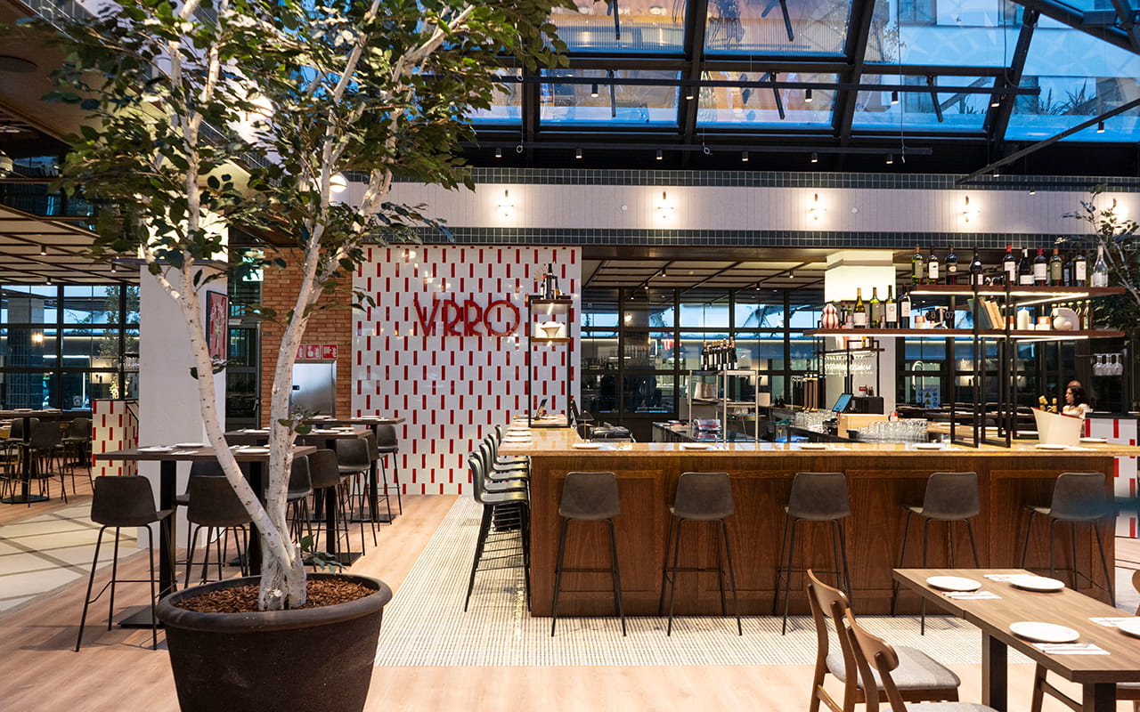 Espacio para eventos de VRRO en Paseo de la Castellana 200, Madrid: barra y salón bajo la cúpula acristalada